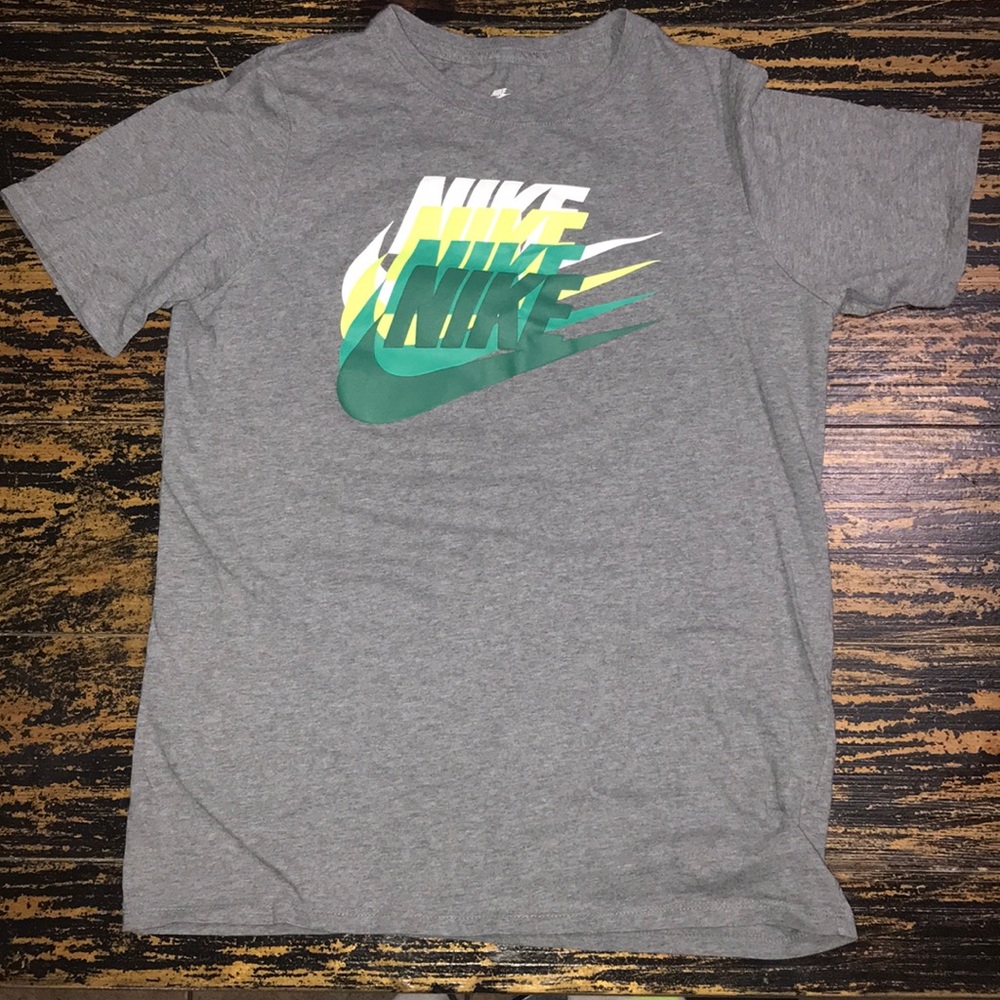 Kids *NIKE* Athletic Cut T-shirt size LG